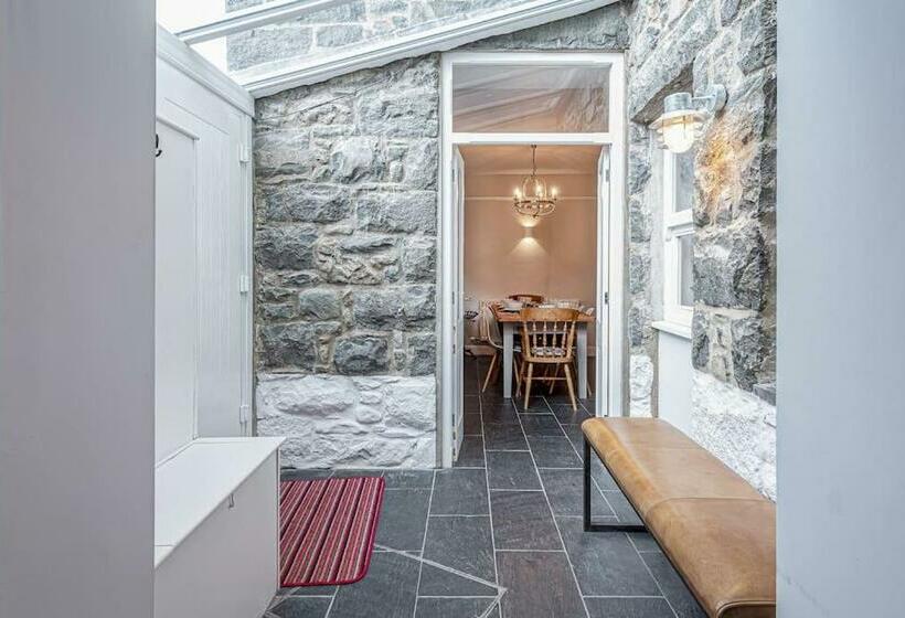 Character Townhouse In Town Centre & Superb Views