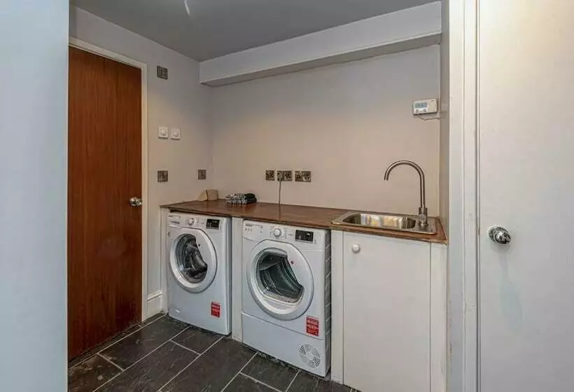 Character Townhouse In Town Centre & Superb Views