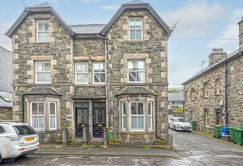 Character Townhouse In Town Centre & Superb Views