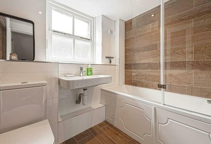 Character Townhouse In Town Centre & Superb Views