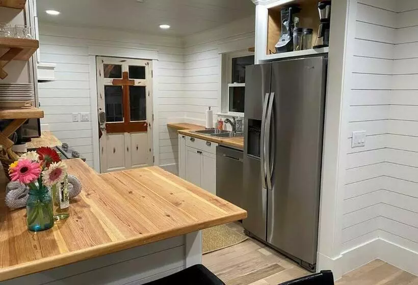 Walk To Bay Street And Historic Downtown Beaufort! Close To Parris Island Mcrd!!