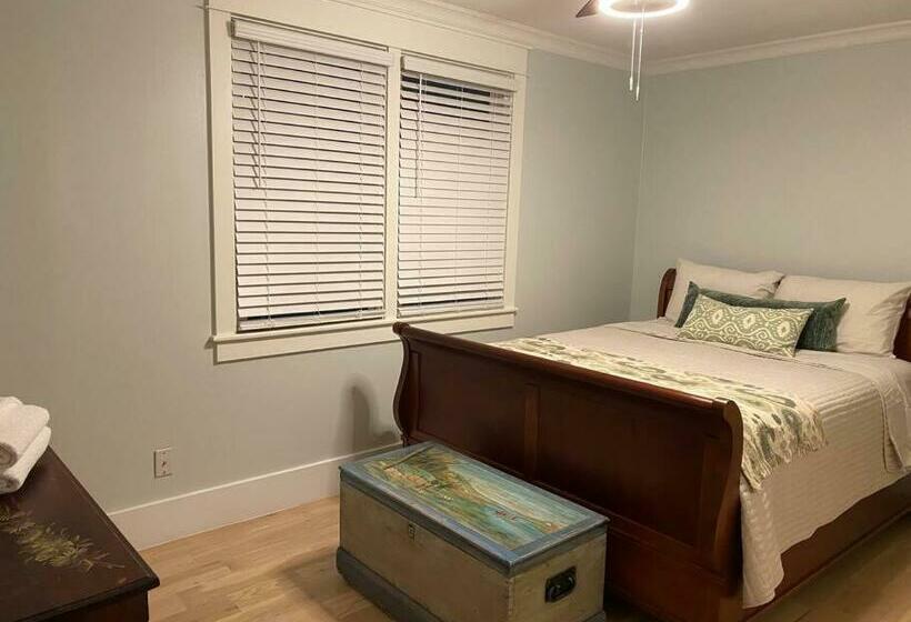 Walk To Bay Street And Historic Downtown Beaufort! Close To Parris Island Mcrd!!