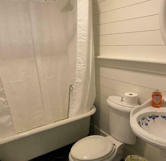 Walk To Bay Street And Historic Downtown Beaufort! Close To Parris Island Mcrd!!