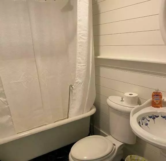 Walk To Bay Street And Historic Downtown Beaufort! Close To Parris Island Mcrd!!