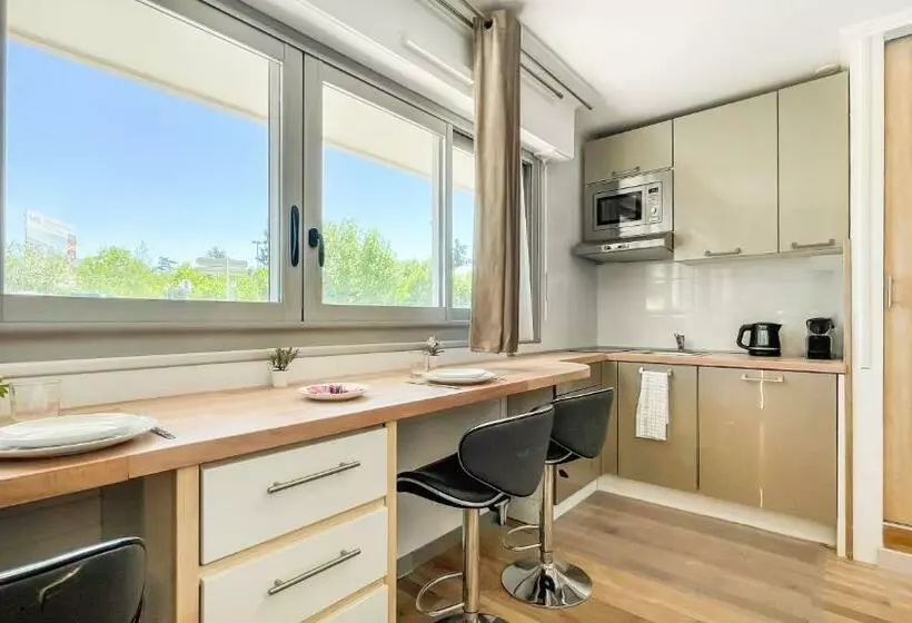 Homey Calvin   New / Free Parking / Proche Tram