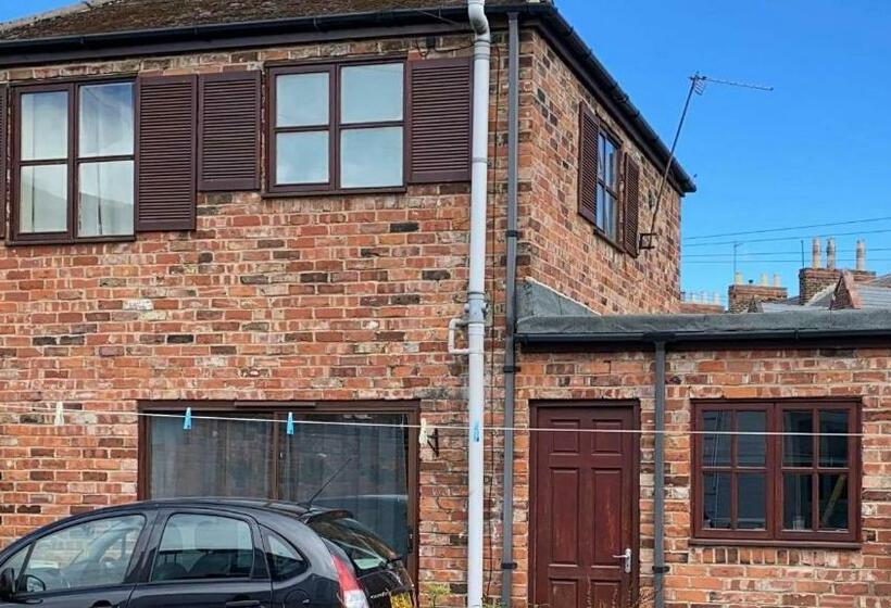 Cozy 2 Bedroom Property With Shared Garden