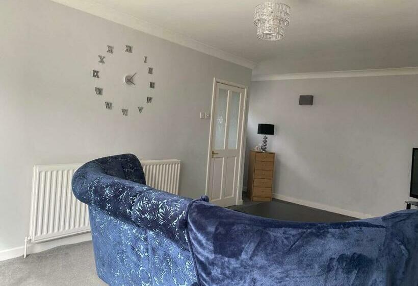 Cozy 2 Bedroom Property With Shared Garden