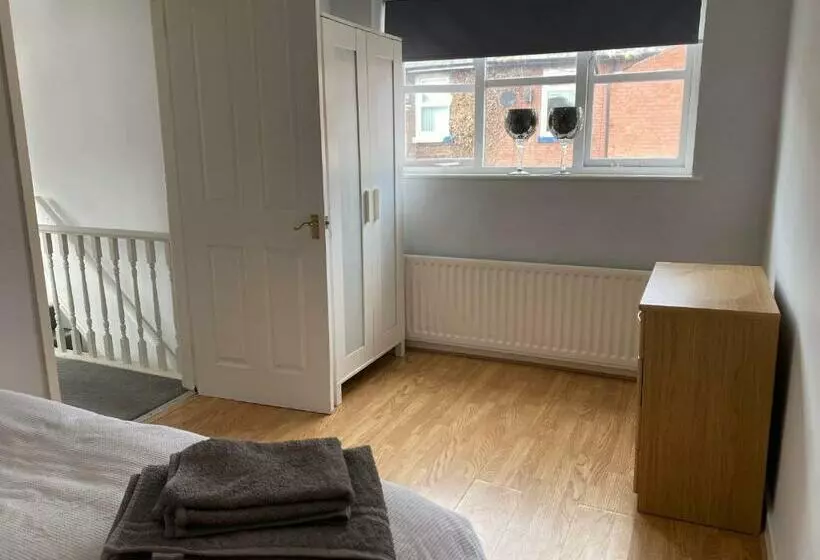 Cozy 2 Bedroom Property With Shared Garden
