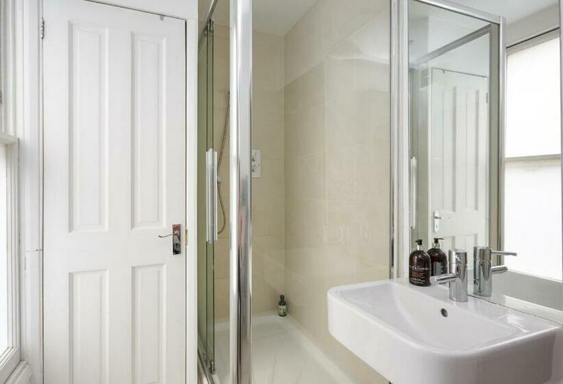 Stylish Central London Apartment + Balcony