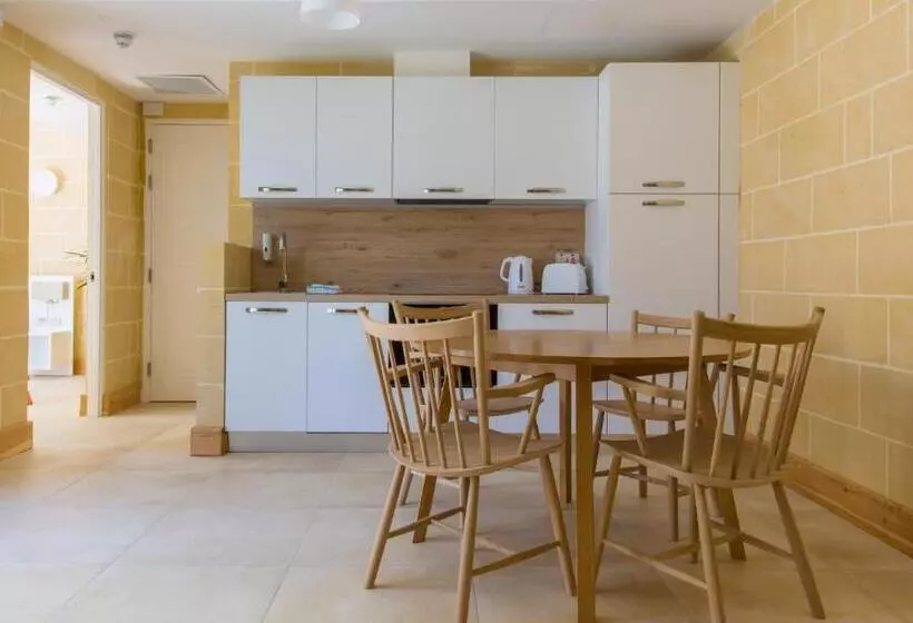 هتل Mellieha Holiday Centre