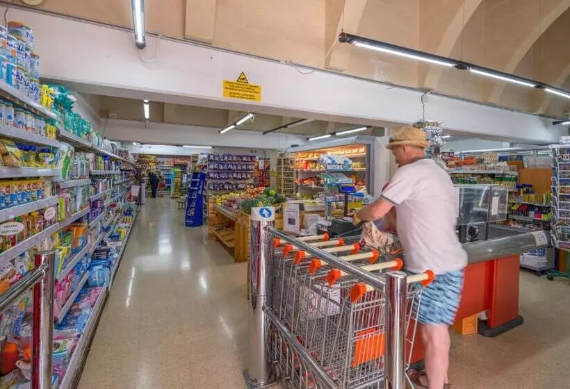 هتل Mellieha Holiday Centre