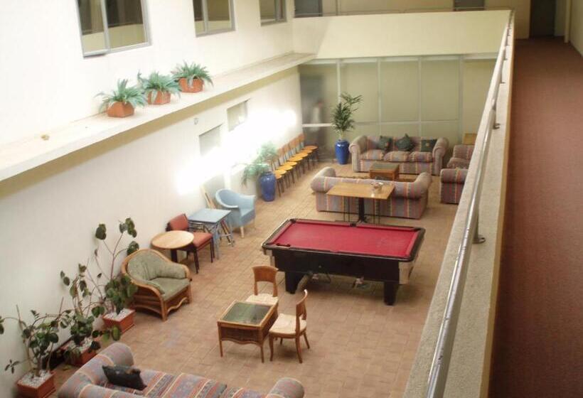فندق على الطريق Fernhill Motor Lodge