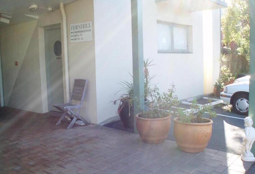 فندق على الطريق Fernhill Motor Lodge
