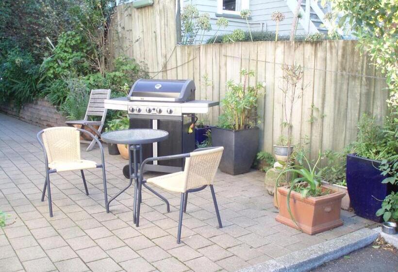 فندق على الطريق Fernhill Motor Lodge