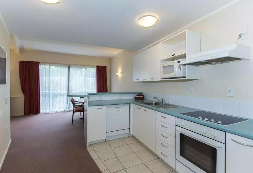 فندق على الطريق Fernhill Motor Lodge