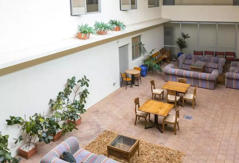 فندق على الطريق Fernhill Motor Lodge