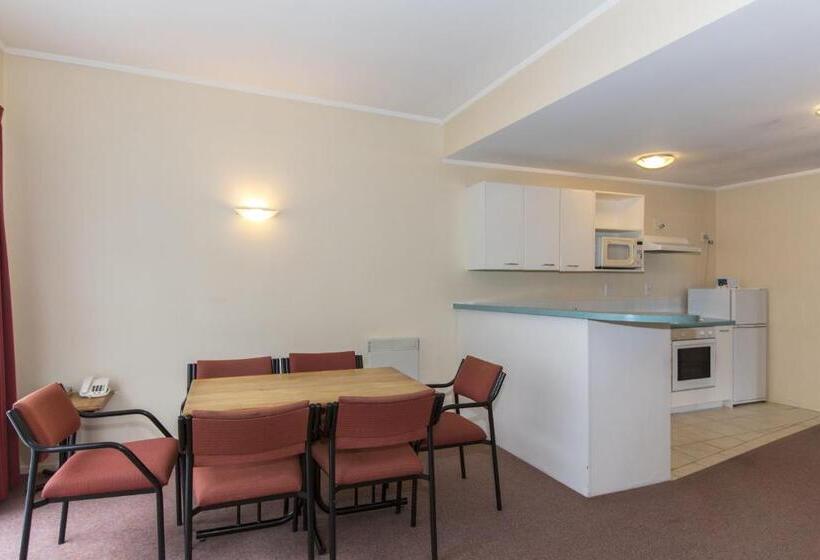 فندق على الطريق Fernhill Motor Lodge