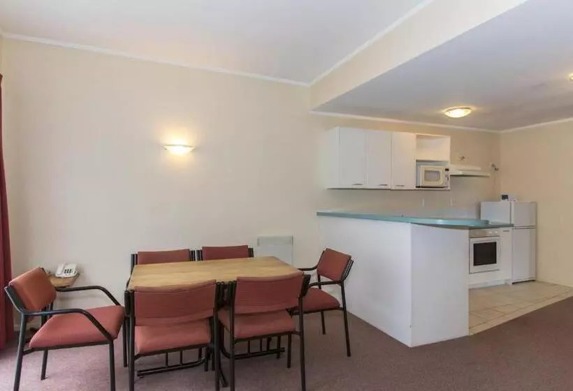 فندق على الطريق Fernhill Motor Lodge