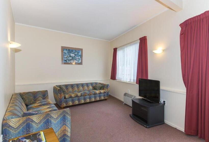 فندق على الطريق Fernhill Motor Lodge