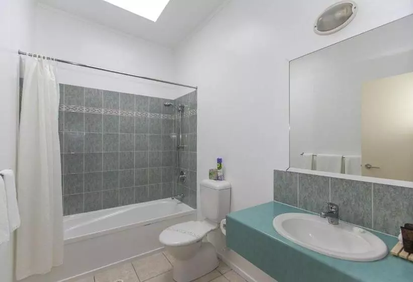 فندق على الطريق Fernhill Motor Lodge