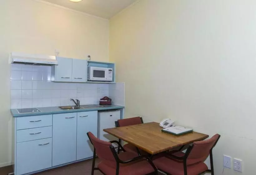 فندق على الطريق Fernhill Motor Lodge