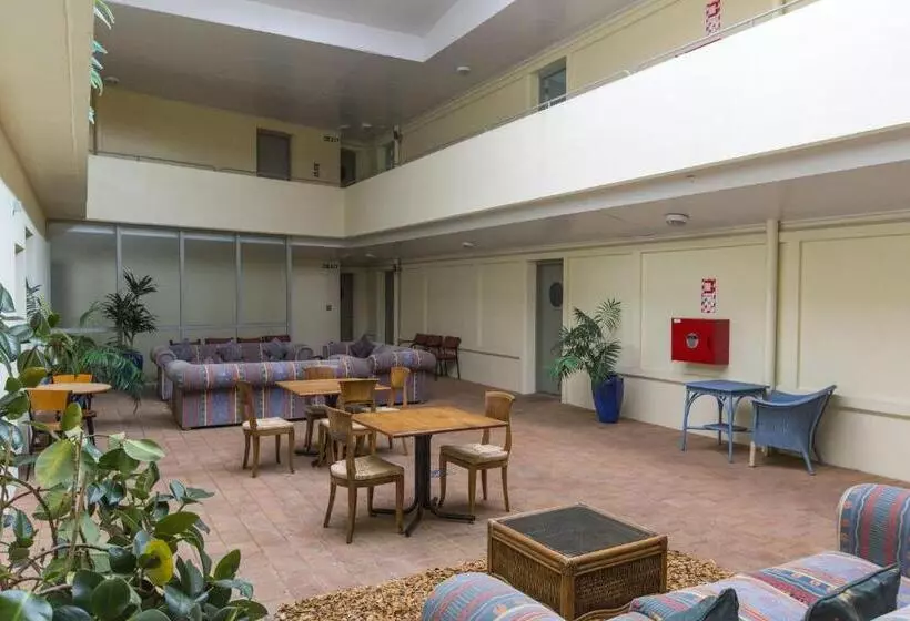 فندق على الطريق Fernhill Motor Lodge