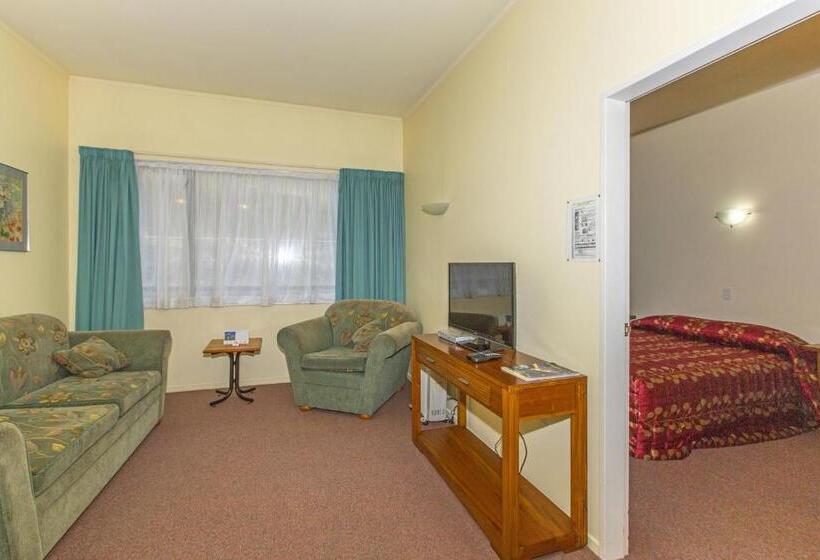 فندق على الطريق Fernhill Motor Lodge