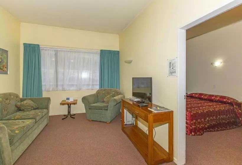 فندق على الطريق Fernhill Motor Lodge