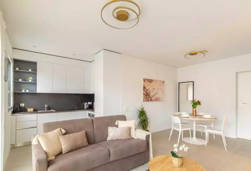 Magic Deluxe Suites   Free Parking