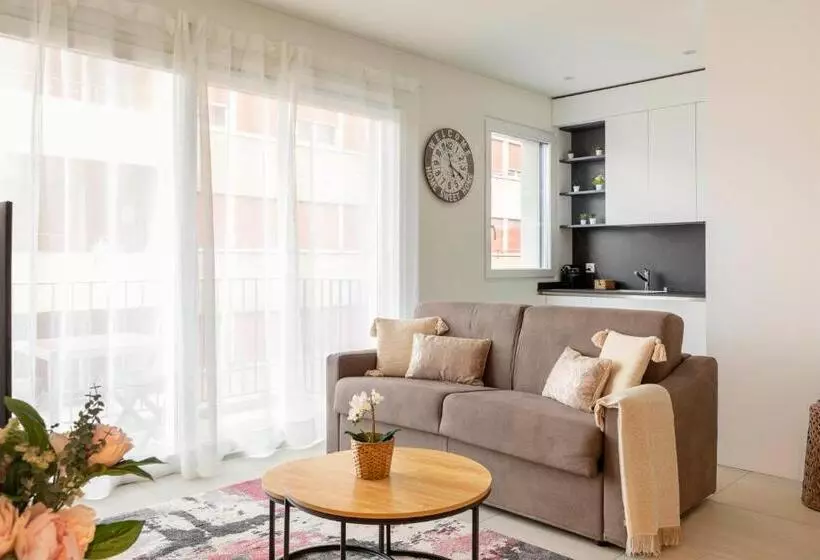 Magic Deluxe Suites   Free Parking