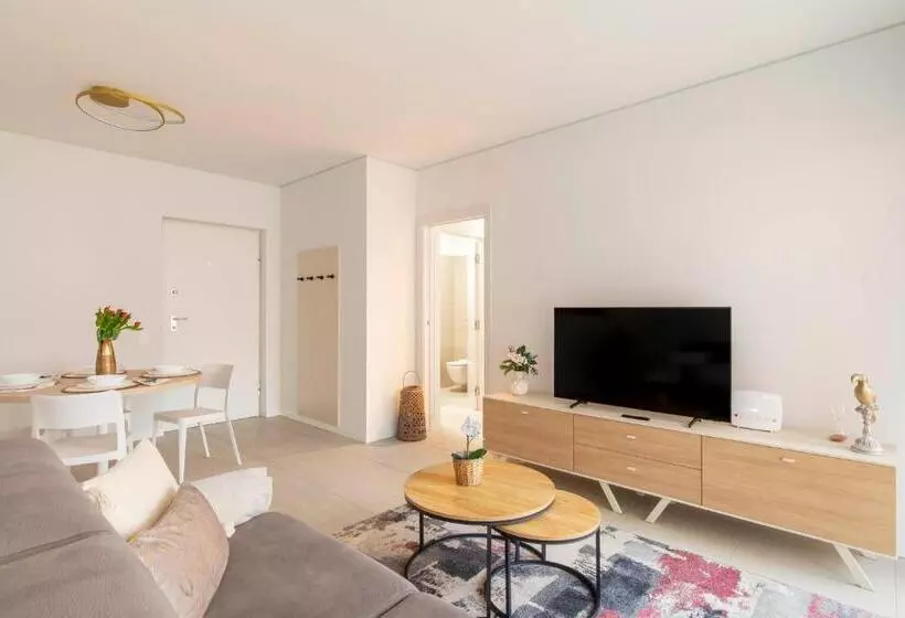 Magic Deluxe Suites   Free Parking