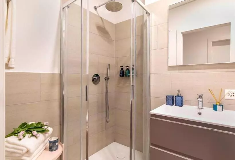 Magic Deluxe Suites   Free Parking