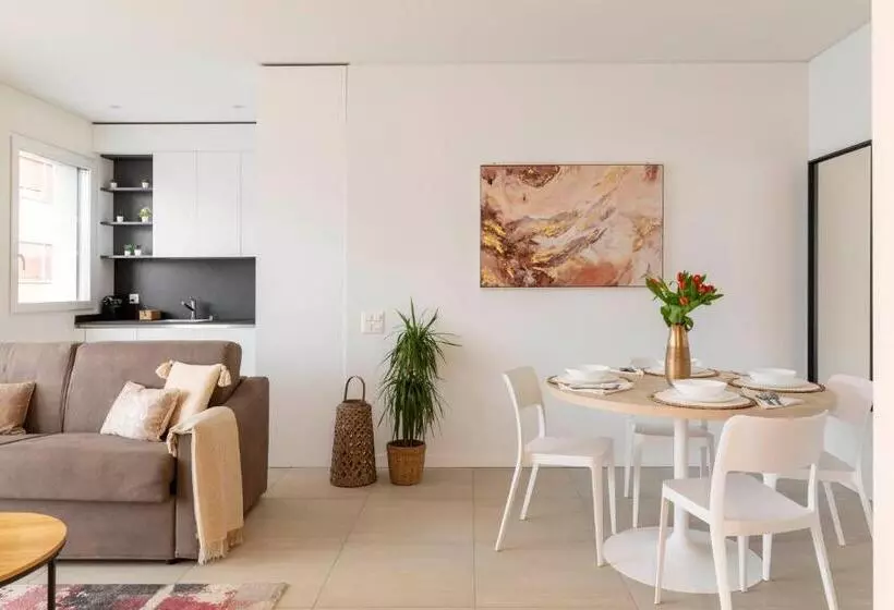 Magic Deluxe Suites   Free Parking