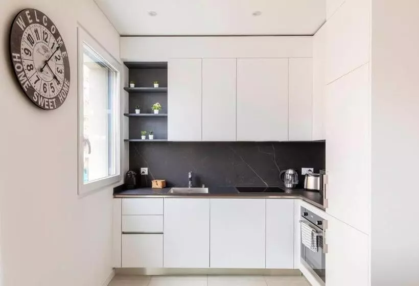 Magic Deluxe Suites   Free Parking