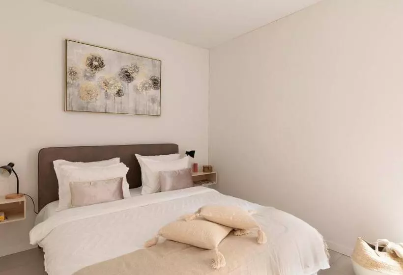 Magic Deluxe Suites   Free Parking