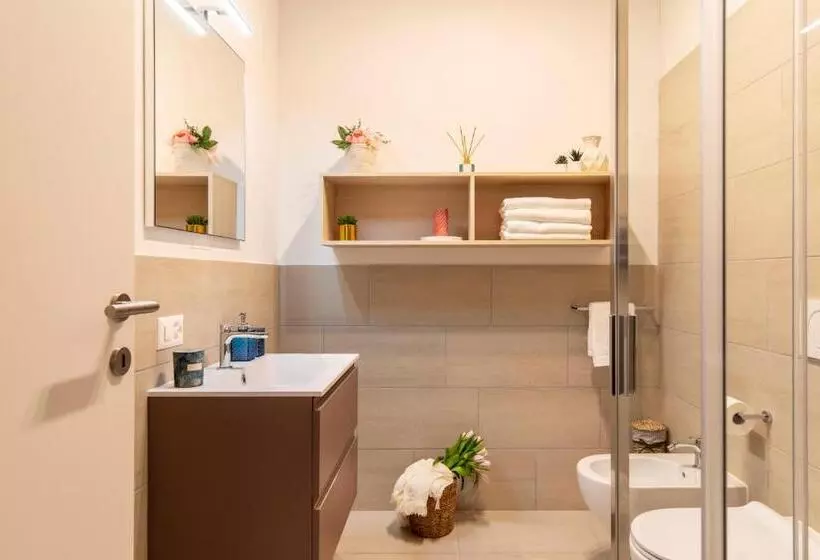 Magic Deluxe Suites   Free Parking