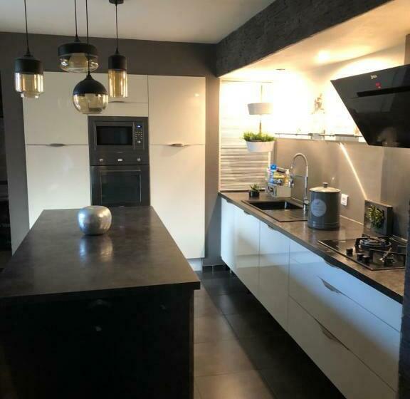 Maison Chaleureuse Avec Parking Voitures