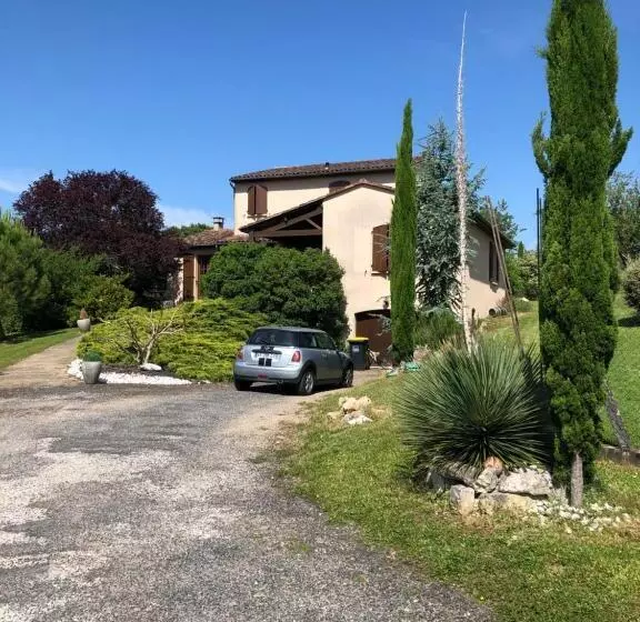 Maison Chaleureuse Avec Parking Voitures