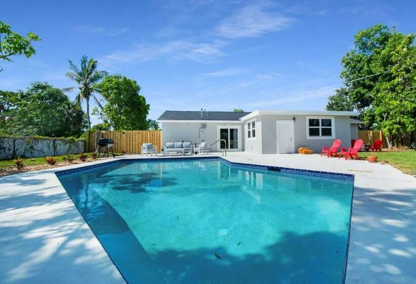 West Palm Beach Pool Home With Game Room