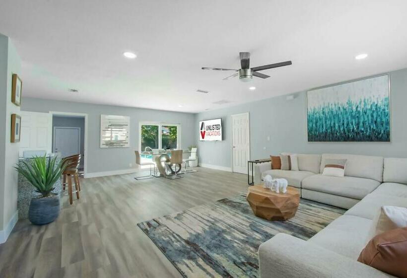 West Palm Beach Pool Home With Game Room