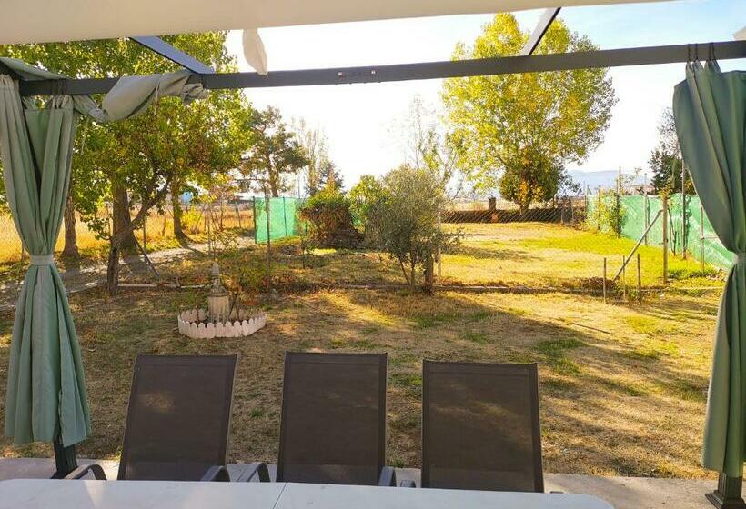 Agradable Casa Con Jardín: Casasola