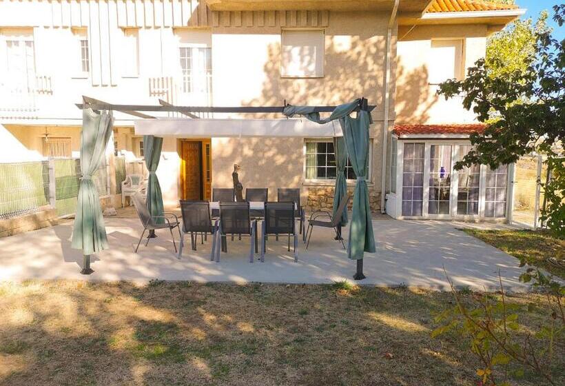 Agradable Casa Con Jardín: Casasola