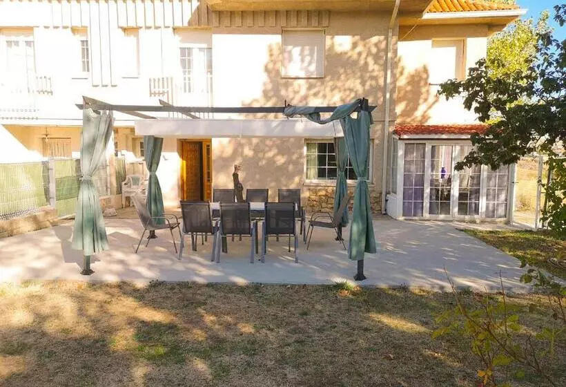 Agradable Casa Con Jardín: Casasola