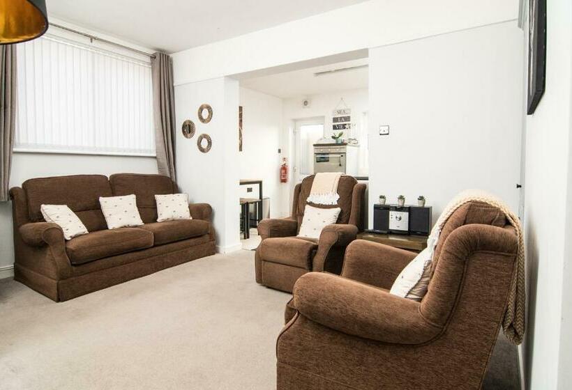 Joivy Family House With Courtyard In Hoylake