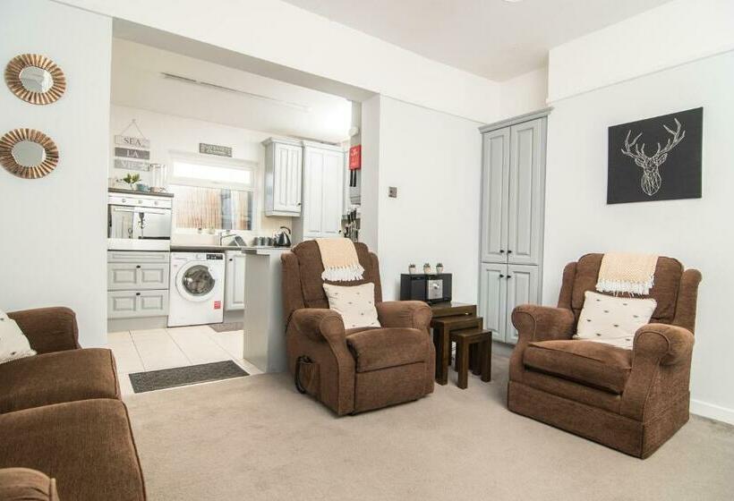 Joivy Family House With Courtyard In Hoylake