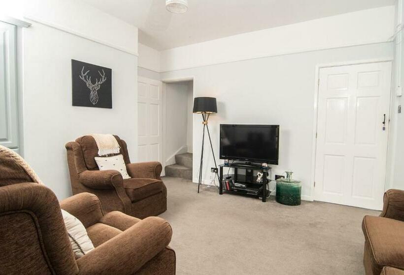 Joivy Family House With Courtyard In Hoylake