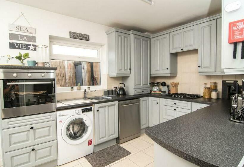 Joivy Family House With Courtyard In Hoylake