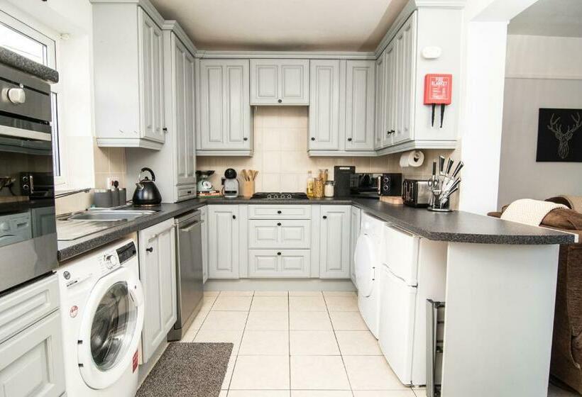 Joivy Family House With Courtyard In Hoylake