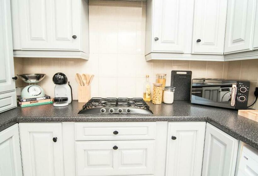 Joivy Family House With Courtyard In Hoylake