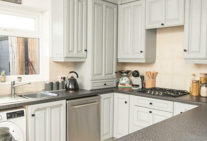 Joivy Family House With Courtyard In Hoylake